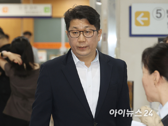 '쿠팡 퇴직금 미지급 사건' 수사 과정에서 외압이 있었다고 폭로한 문진석 검사가 25일 오전 서울 서초구 서울중앙지방법원에서 열린 엄희준&middot;김동희 검사의 직권남용권리행사방해 혐의 재판에 증인으로 출석하고 있다. [사진=곽영래 기자]