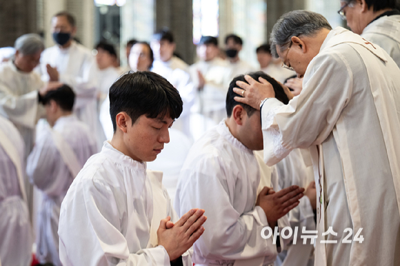 천주교 서울대교구가 서울 중구 명동대성당에서 사제 서품식을 거행한 7일 교구장 정순택 대주교가 식을 주관하고 있다. 부제 26명이 이날 성품성사를 받고 사제 품계를 받았다. [사진=사진공동취재단]