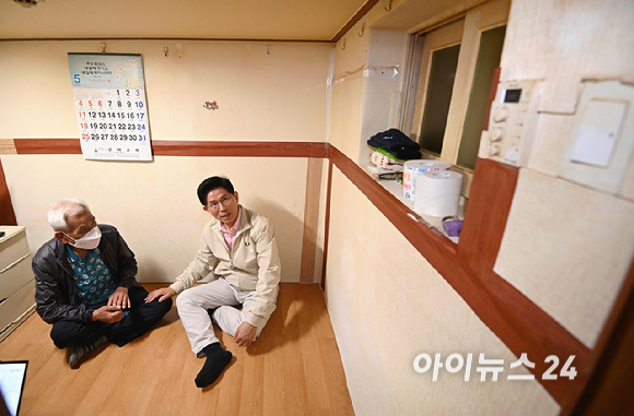 김문수 국민의힘 대선 후보가 20일 서울 영등포 쪽방촌을 방문해 한 어르신과 이야기를 나누고 있다. [사진=곽영래 기자]