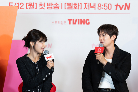 7일 오후 열린 tvN 새 월화드라마 '금주를 부탁해' 제작발표회에서 배우 최수영, 공명이 포토타임을 갖고 있다. [사진=tvN]