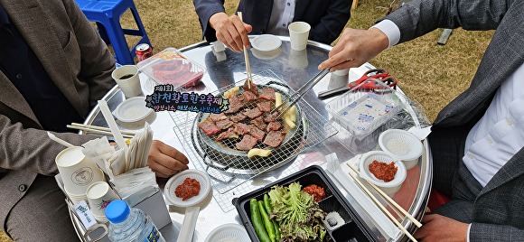  지난해 열린 '제1회 합천향토한우' 축제에서 관람객들이 구이존에서 향토 한우를 시식하고 있다. [사진=경상남도 합천군] 