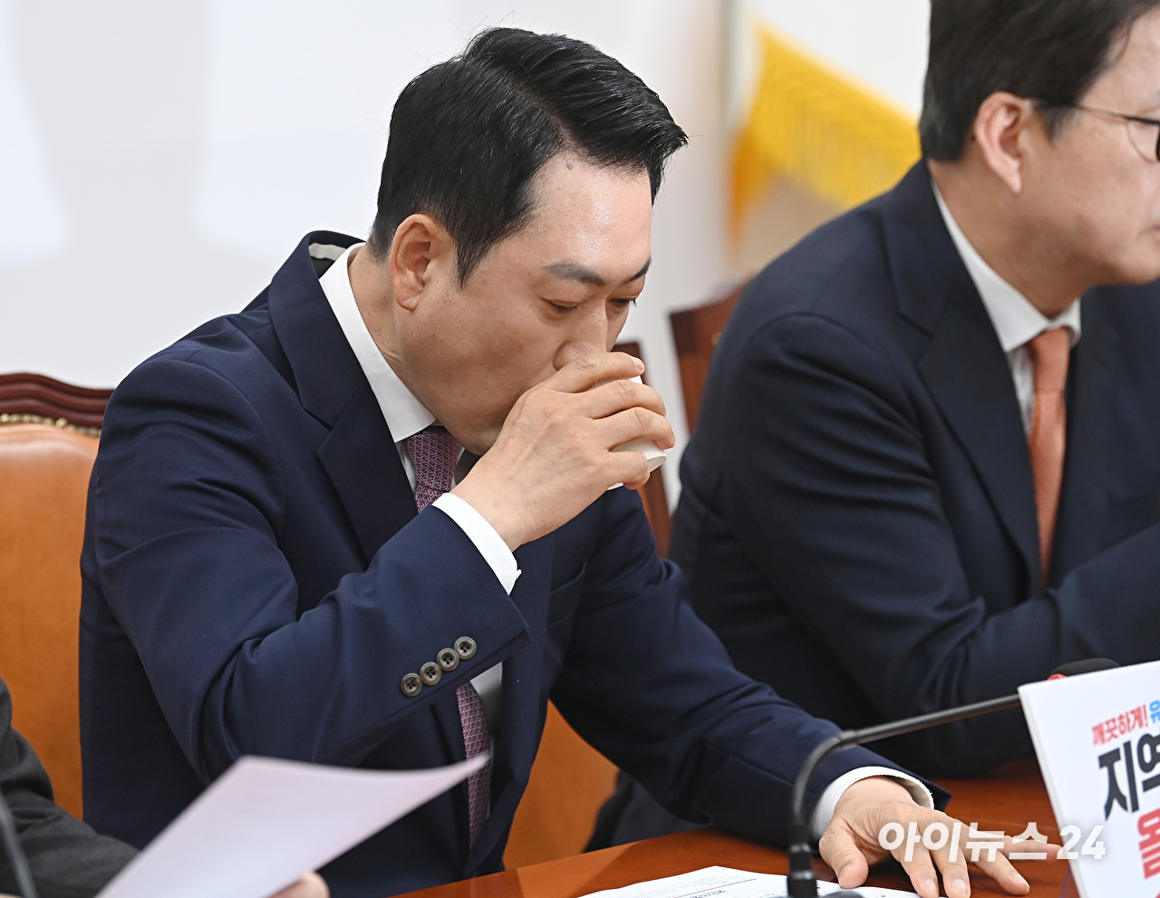 더불어민주당 정청래 대표와 광역단체장 후보들이 23일 국회에서 열린 민주당 광역단체장 후보 연석회의에서 기념 촬영을 하고 있다. [사진=곽영래 기자]