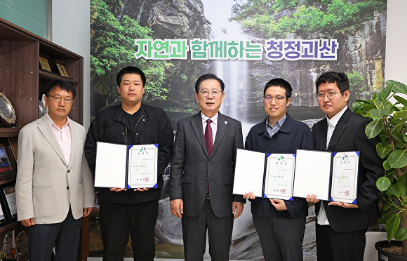 괴산군은 15일 신규 공중보건의사 3명에게 임용장을 수여하고 근무지를 배치했다. [사진=괴산군]