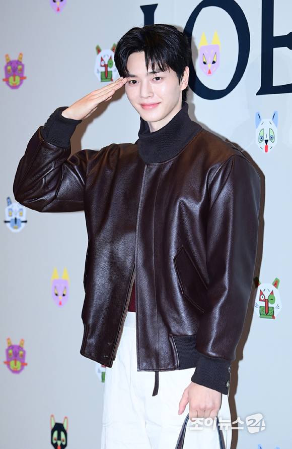 배우 송강이 20일 오후 서울 CGV 용산아이파크몰에서 열린 로에베 '루이스 웨인 사랑을 그린 고양이 화가' 스크리닝 이벤트 포토콜 행사에 참석하고 있다. [사진=정소희 기자]