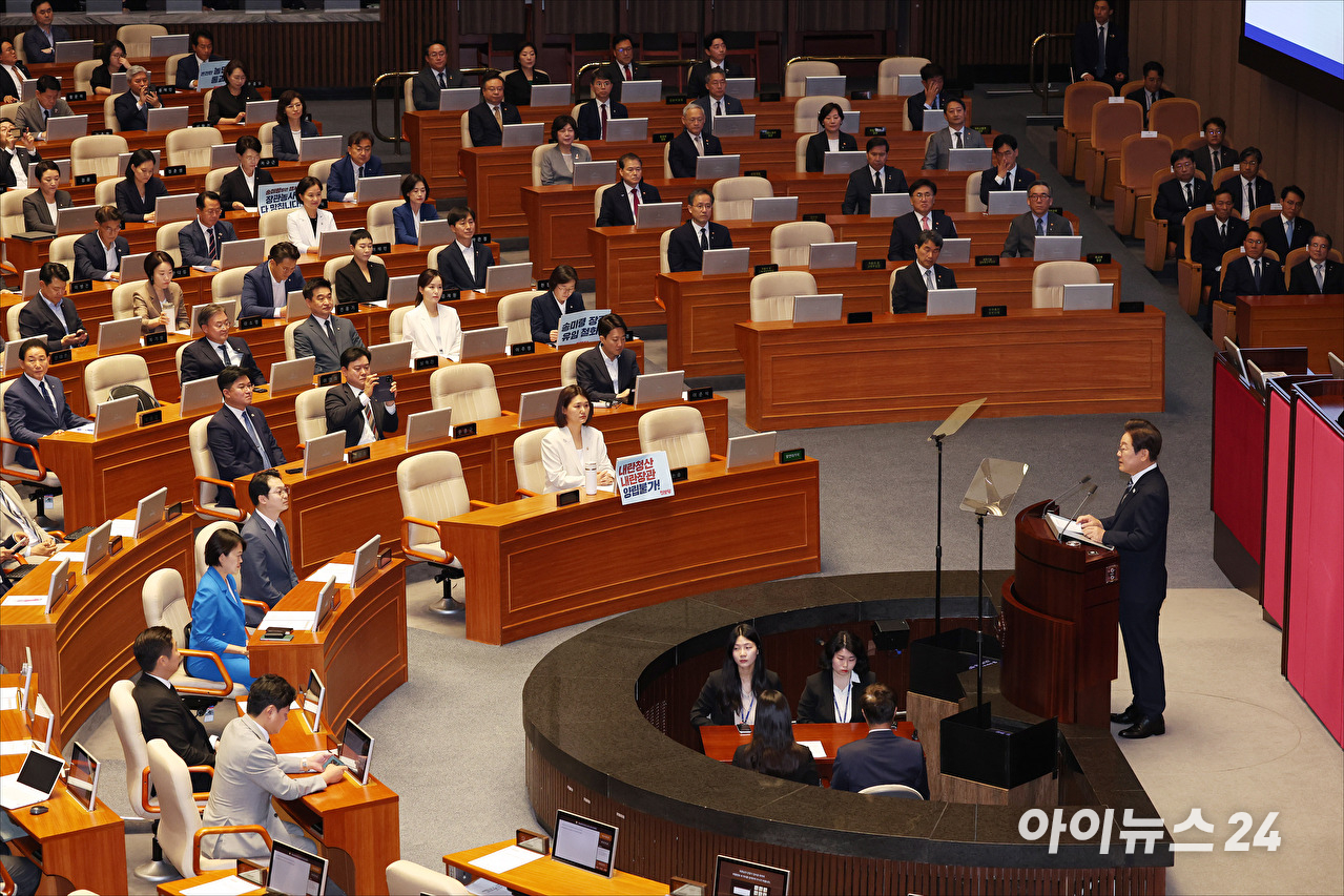 이재명 대통령이 26일 국회에서 열린 제426회국회(임시회) 제2차 본회의에서 2025년도 제2회 추가경정예산안에 대한 정부의 시정연설을 하고 있다. [사진=국회사진기자단]