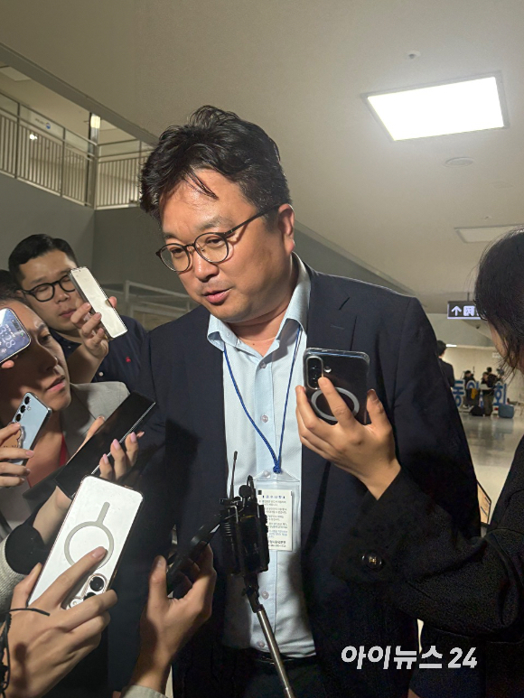 삼성전자 대표교섭위원인 김형로 부사장(왼쪽)과 최승호 초기업노조 삼성전자지부 위원장. [사진=권서아 기자]