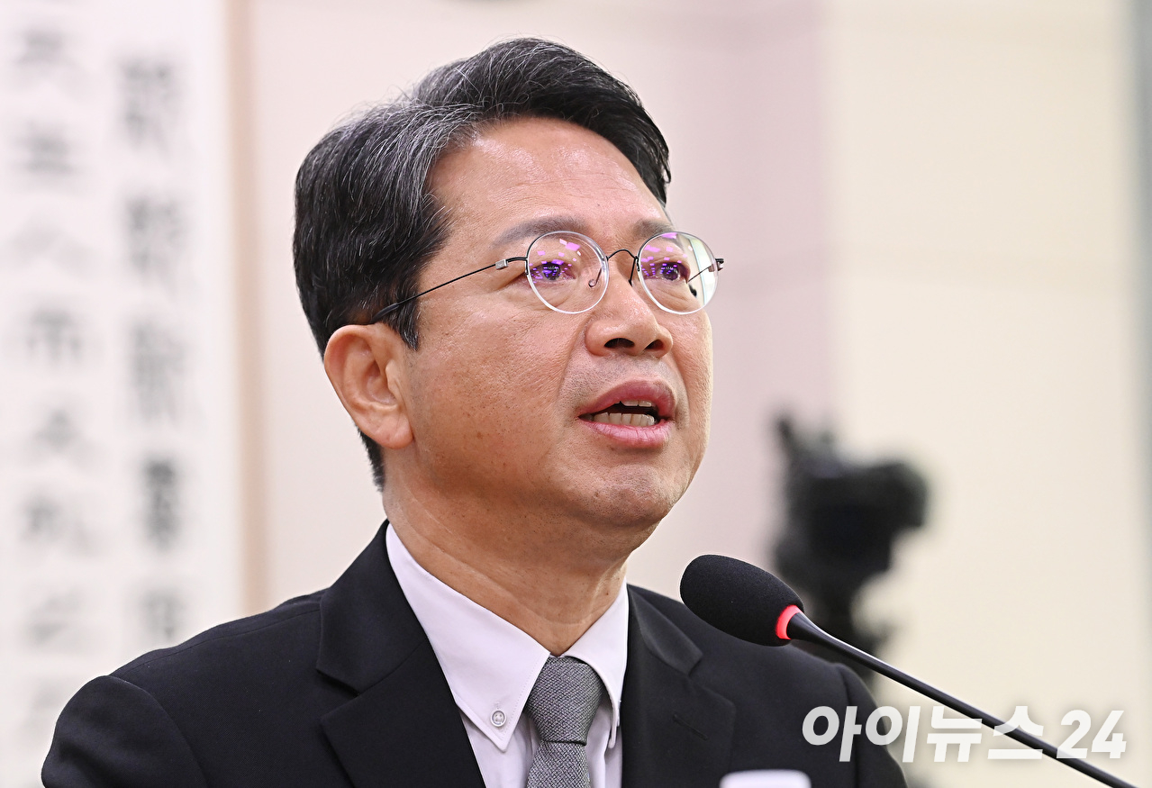 김승원 법무부 장관 후보자가 15일 서울 여의도 국회 법제사법위원회에서 열린 인사청문회에서 질의에 답변하고 있다. [사진=곽영래 기자]