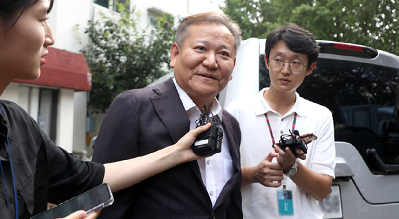 탄핵소추가 기각돼 업무에 복귀하는 이상민 행정안전부 장관이 25일 오후 서울 강남구 소재 자택을 나서며 입장을 말하고 있다. 2023.07.25. [사진=뉴시스]