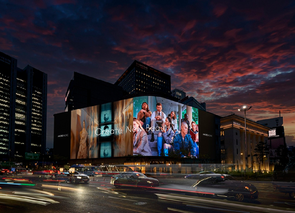 신세계 명동 본점 외벽 초대형 미디어 파사드인 '신세계 스퀘어'에서 상영한 아모레퍼시픽 창립80주년 기념 기업 브랜드 필름 모습. [사진=아모레퍼시픽]