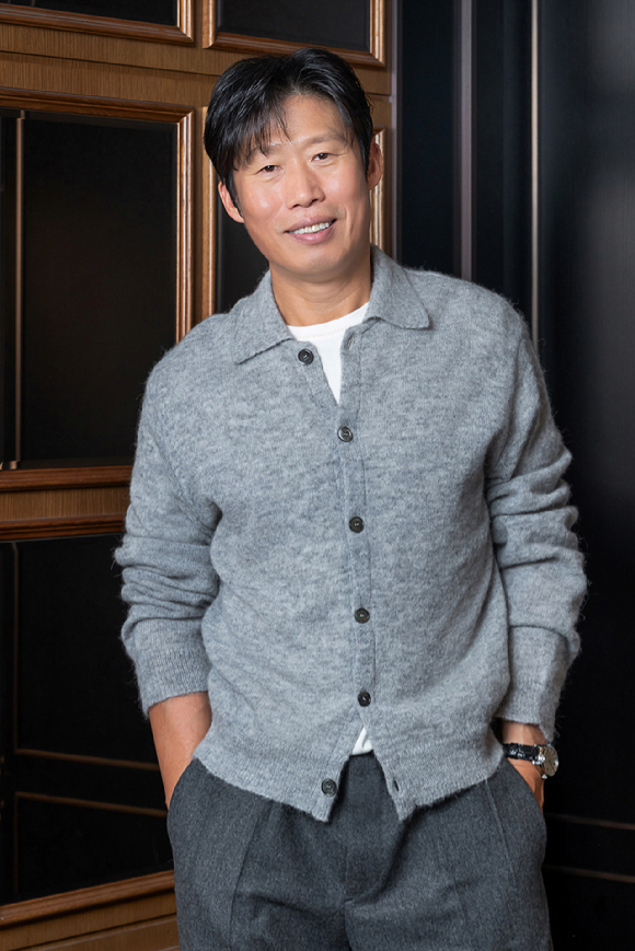 배우 유해진이 영화 '왕과 사는 남자' 인터뷰에 앞서 포즈를 취하고 있다. [사진=(주)쇼박스]