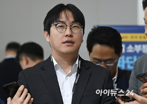 하정우 국가AI전략위원회 부위원장이 14일 서울 강남구 코엑스에서 열린 '제28회 반도체대전'(SEDEX 2026)에서 취재진의 질문에 답변하고 있다. [사진=곽영래 기자]