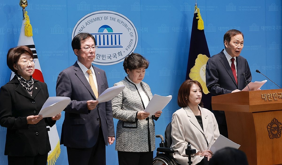 국회 보건복지위원장인 국민의힘 이만희 의원(왼쪽 두번째) 등 국민의힘 소속 복지위원들이 20일 국회 소통관에서 더불어민주당 김민석 대표가 부천 공장 화재로 순직한 고 김진석 소방위 장례식장을 방문하는 과정에서 김 대표가 탑승한 차량이 병원 응급환자 전용주차구역에 주차한 것, 경찰이 최근 환자 진료가 이뤄지는 도중에 소아응급실을 압수수색한 것 등을 비판하는 기자회견을 하고 있다. 2026.10.20 [사진=연합뉴스]