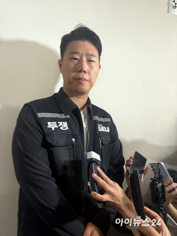 삼성전자 최대 노조인 초기업노동조합 삼성전자지부(이하 초기업노조) 최승호 위원장이 12일 세종시 정부세종청사 중앙노동위원회에서 열린 2차 사후조정회의 도중 회의장 밖으로 나와 취재진과 대화하고 있다. [사진=권서아 기자]
