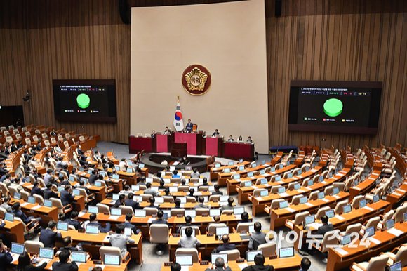 2일 오후 서울 여의도 국회에서 열린 본회의에서 2024년 민생회복지원금 지급을 위한 특별조치법안(대안)이 통과되고 있다. [사진=곽영래 기자]