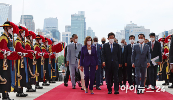 한국을 방문 중인 낸시 펠로시 미 하원의장이 4일 국회 본청 앞에서 김진표 국회의장과 의장대 사열을 받으며 나란히 걸어 들어 오고 있다. [사진=김성진 기자]