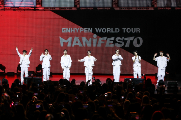 그룹 엔하이픈이 뉴욕에서 ENHYPEN WORLD TOUR 'MANIFESTO>' 무대를 선보이고 있다. [사진=빌리프랩 ]