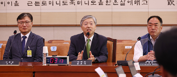  14일 국회에서 열린 법제사법위원회의 조희대 대법원장 등 사법부의 대선개입 의혹 진상규명 청문회에서 증인으로 출석한 서석호 변호사(가운데)가 의원 질의에 답변하고 있다. [사진=연합뉴스]