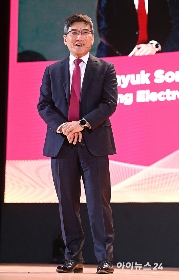 송재혁 삼성전자 디바이스솔루션(DS) 부문 최고기술책임자(CTO) 사장이 11일 서울 강남구 코엑스에서 열린 세미콘 코리아 2026에서 기조 강연을 하고 있다. [사진=곽영래 기자]
