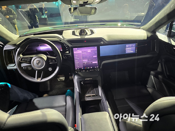 마티아스 부세 포르쉐코리아 대표가 19일 서울 광진구 파이팩토리에서 열린 '2026 포르쉐코리아 신년 기자간담회'에서 사업 성과와 전략을 발표하고 있다. [사진=김종성 기자]