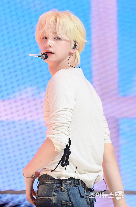 그룹 투어스 신유가 27일 오후 서울 광진구 광장동 예스24라이브홀에서 열린 투어스(TWS) 미니 5집 'NO TRAGEDY' 발매 기념 쇼케이스에서 타이틀곡 '널 따라가' 무대를 선보이고 있다. [사진=정소희 기자]