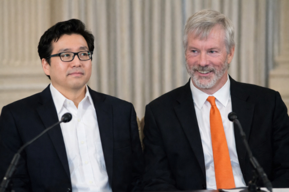 대표적인 비트코인 강세론자 톰 리(왼쪽)비트마인 회장과 마이클 세일러 스트래티지 공동 창업자. [사진=AI 생성 이미지]