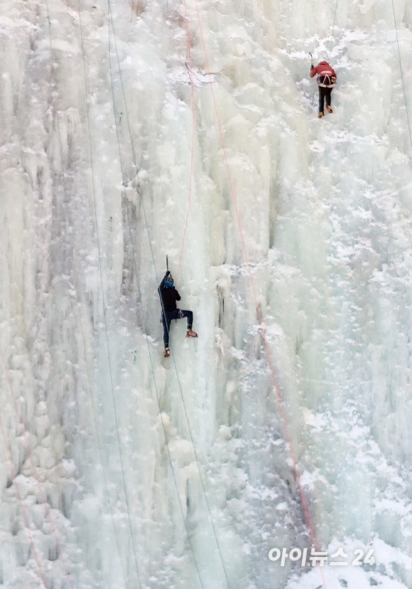 28일 강원도 양구군 국토정중앙면 용소빙장에서 클라이머들이 빙벽등반을 즐기고 있다. [사진=정소희 기자]