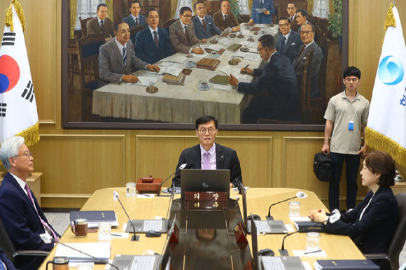 이창용 한국은행 총재가 25일 서울 중구 한국은행에서 열린 금융통화위원회 정기회의를 주재하고 있다. [사진=사진공동취재단]