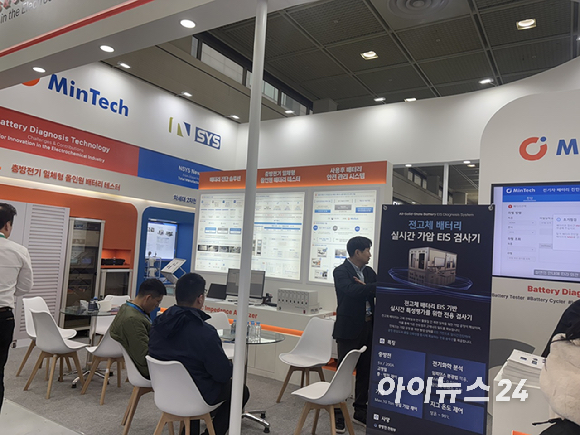 인터배터리 2026 민테크 부스에 전시된 '전고체 배터리 실시간 가압 EIS 검사기' 안내 패널. 2026.03.12 [사진=권서아 기자]