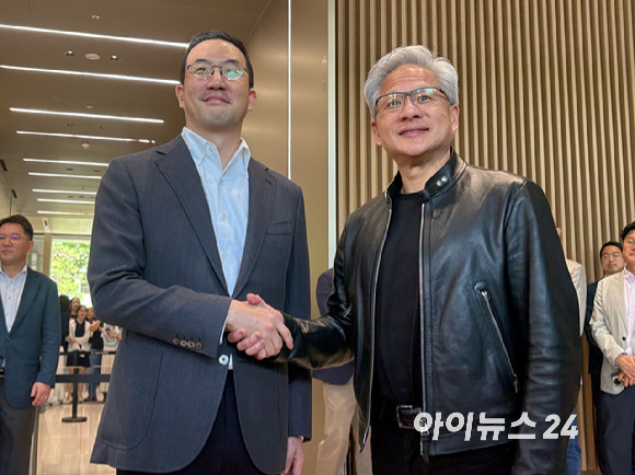 구광모 LG그룹 회장과 젠슨 황 엔비디아 최고경영자(CEO)가 8일 오전 서울 영등포구 여의도 LG트윈타워에서 1시간 회동한 뒤 악수를 하고 있다. [사진=권서아 기자]