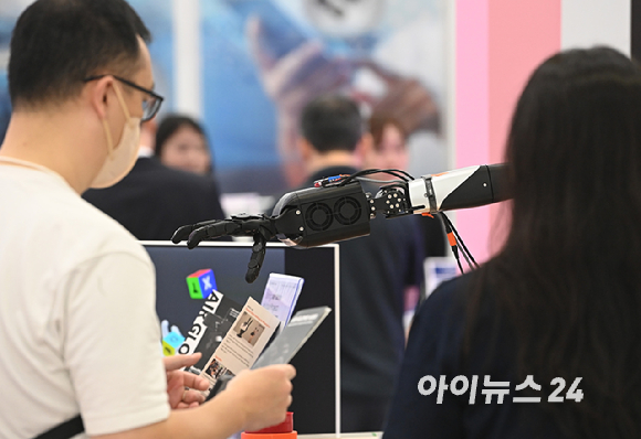 13일 서울 강남구 코엑스에서 열린 'KES 2026(한국전자전)'에서 관람객들이 부스를 관람하고 있다. [사진=곽영래 기자]