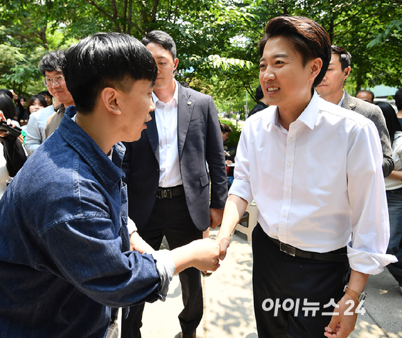 이준석 개혁신당 대선 후보가 30일 오후 서울 마포구 경의선 숲길에서 시민들과 인사를 하고 있다. [사진=곽영래 기자]