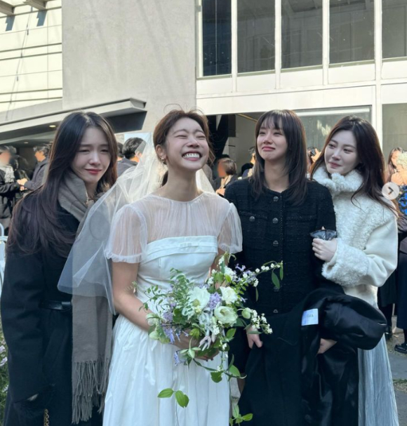 걸스데이 출신 혜리가 소진, 이동하 결혼식에 참석해 걸스데이 멤버들과 찍은 사진을 공개했다. [사진=혜리 인스타그램]