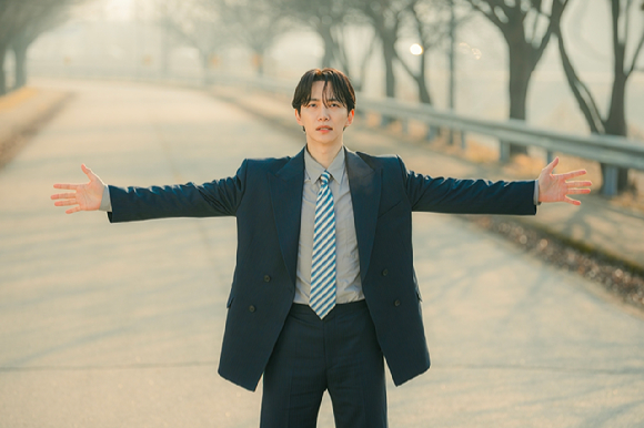 배우 이준호가 '태풍상사' 인터뷰에 앞서 사진 촬영을 하고 있다. [사진=O3 Collective]