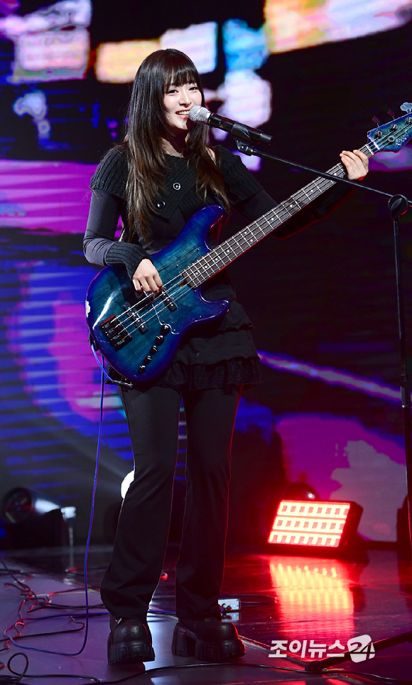 밴드 레이턴시 세미가 18일 오후 서울 마포구 상암동 쇼킹케이팝센터에서 열린 레이턴시(LATENCY) 첫 미니앨범 '레이트 오'클락'(LATE O'CLOCK) 쇼케이스에서 무대를 선보이고 있다. [사진=정소희 기자]