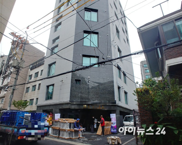 미아사거리역 인근 준신축 빌라(전용 29㎡) 월세가 1년 새 65만원에서 75만~80만원대로 상승하는 등 역세권 빌라를 중심으로 월세 오름세가 가팔라지고 있다. 사진은 성북구 일대의 거리에 들어선 빌라 건물들. [사진=김민지 기자.]