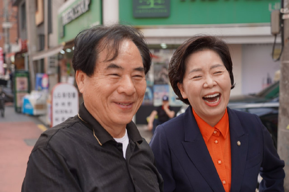 양향자(우측) 한국의희망 대표가 9월28일 추석 연휴를 맞아 서울 마포구 망원시장을 찾아 시민들과 인사하고 있다. [사진=한국의희망]