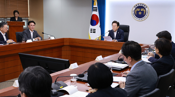 이재명 대통령이 30일 서울 용산 대통령실 청사에서 열린 비상경제점검 태스크포스(TF) 3차 회의에서 발언하고 있다. 2025.7.30 [사진=연합뉴스]