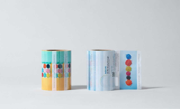 LG화학 유니커블 소재로 만든 초박막 필름 연출 사진 [사진=LG화학]