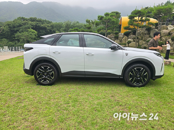 푸조 '올 뉴 3008 스마트 하이브리드' 정측면. [사진=김종성 기자]
