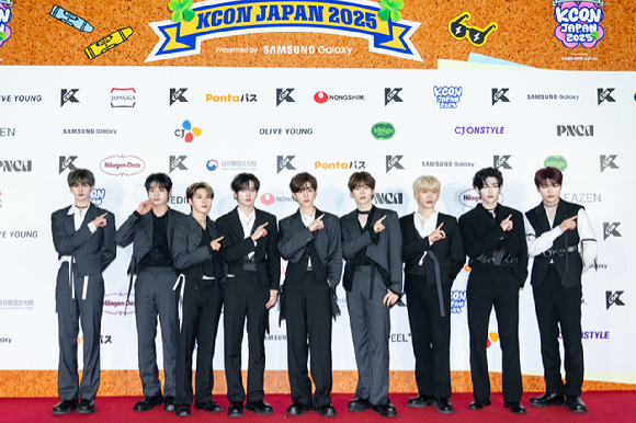 그룹 제로베이스원이 지난 11일 일본 지바현 마쿠하리 멧세에서 개최된 '케이콘 재팬 2025(KCON JAPAN 2025)' 레드카펫 행사에서 포즈를 취하고 있다. [사진=CJ ENM]
