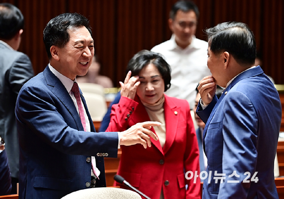 김기현 국민의힘 당대표가 11일 오후 서울 여의도 국회에서 열린 의원총회에서 이철규 사무총장과 대화를 하고 있다. [사진=곽영래 기자]