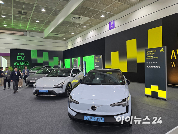 지난 3일 서울 코엑스에서 열린 'EV 트렌드 코리아 2025'를 찾은 관람객들이 전시장을 둘러보고 있다. [사진=한국배터리산업협회]