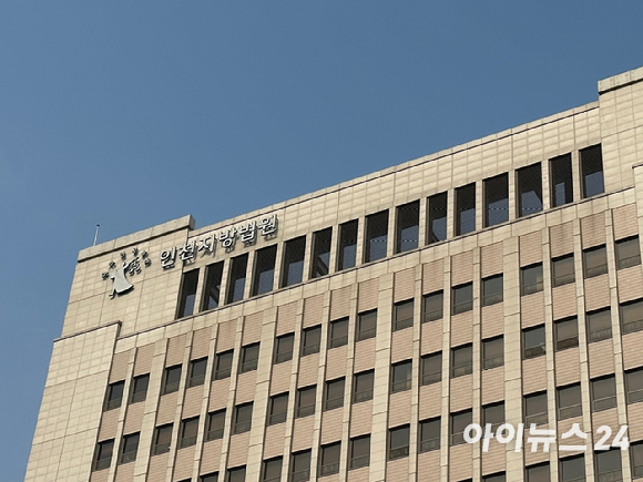 남편의 신체 중요 부위를 절단해 살해하려 한 혐의를 받는 50대 여성이 지난달 2일 구속 전 피의자 심문(영장실질심사)이 열리는 인천지법에 들어서고 있다. [사진=연합뉴스]