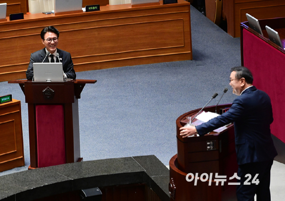 김민석 국무총리가 10일 오후 서울 여의도 국회에서 열린 제432회국회(임시회) 제5차 본회의 경제 분야 대정부질문에서 김태년 더불어민주 의원 질문에 답변하고 있다. [사진=정소희 기자]