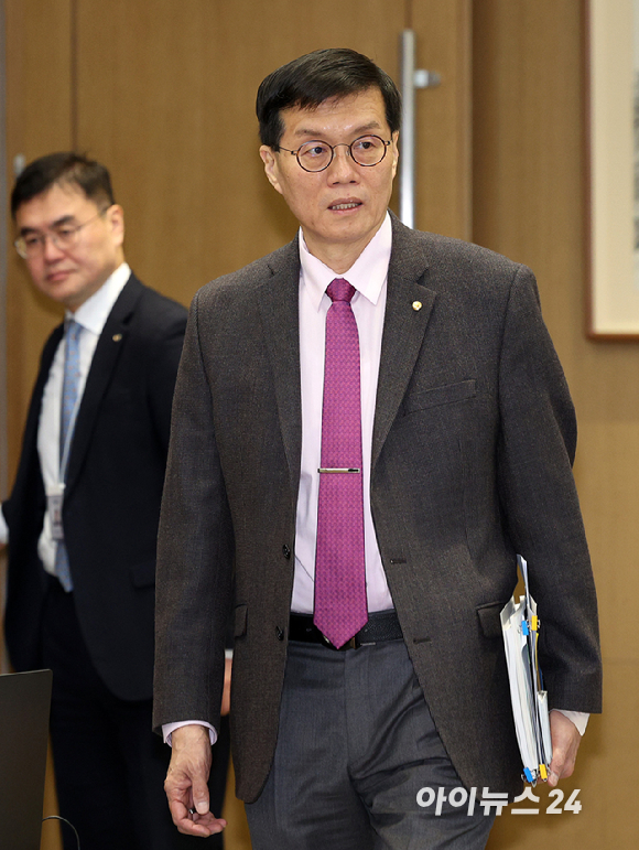 이창용 한국은행 총재가 22일 오전 서울 중구 한국은행에서 열린 금융통화위원회에 입장하고 있다. [사진=사진공동취재단]