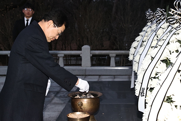 주낙영 경주시장이 2일 오전 황성공원 충혼탑 참배를 시작으로 갑진년(甲辰年) 새해 첫 일정을 시작하고 있다. [사진=경주시청]