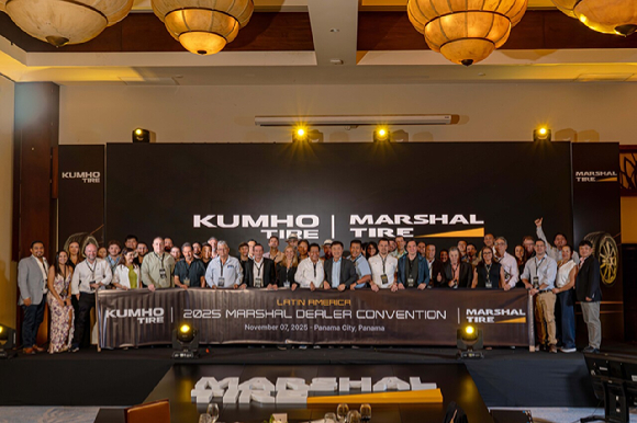 (가운데)임승빈 금호타이어 영업총괄 부사장과 회사 관계자들이 중남미 12개국 17개 주요 딜러사 관계자와 파나마 파나마시티에서 열린 '2025 중남미 마샬 딜러 컨벤션' 행사에서 기념촬영하고 있다. [사진=금호타이어]