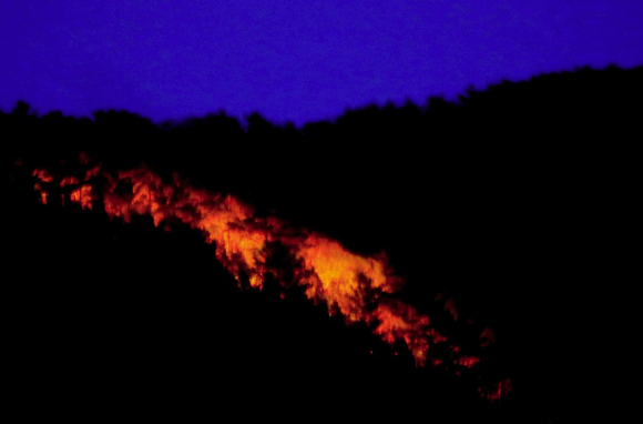 강원 인제에서 발생한 산불로 지난 26일 밤 화선이 능선을 따라 이어져 있다. [사진=인제군]