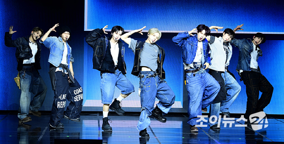 그룹 알파드라이브원이 12일 오후 서울 용산구 블루스퀘어 SOL트래블홀에서 열린 알파드라이브원(ALPHA DRIVE ONE) 첫 번째 데뷔 미니 1집 'EUPHORIA'(유포리아) 발매 기념 쇼케이스에 참석하고 있다. [사진=정소희 기자]