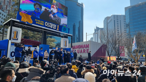 이재명 더불어민주당 대선후보가 16일 서울 강남역 인근에서 유세를 통해 지지를 호소하고 있다. [사진=박정민 기자]